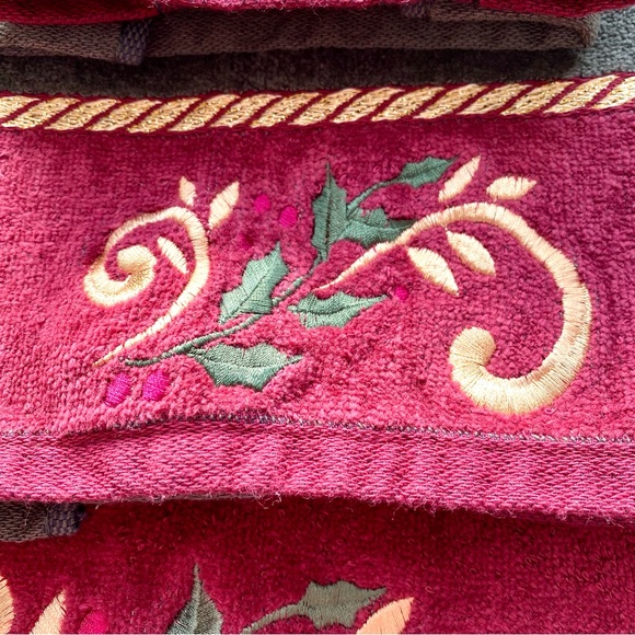 Holiday Towel Set - 3 Piece Decorative Christmas Towels - Picture 2 of 4